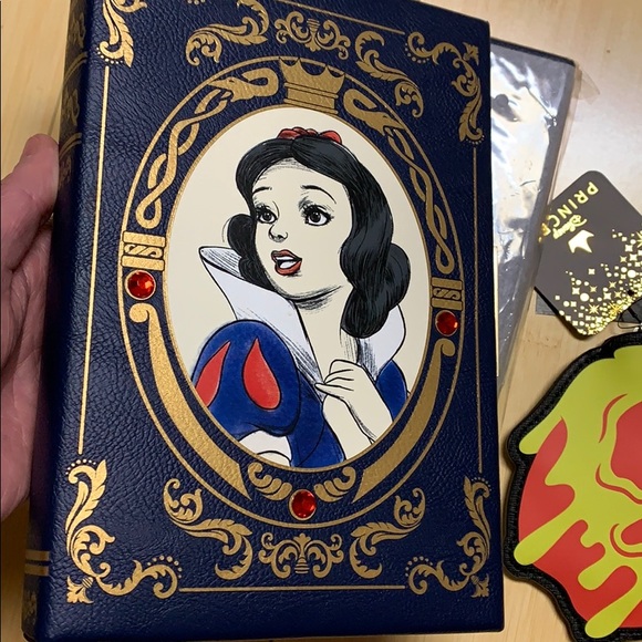 LOUNGEFLY DISNEY Snow White BAG, CARDHOLDER & PINS - Picture 7 of 16
